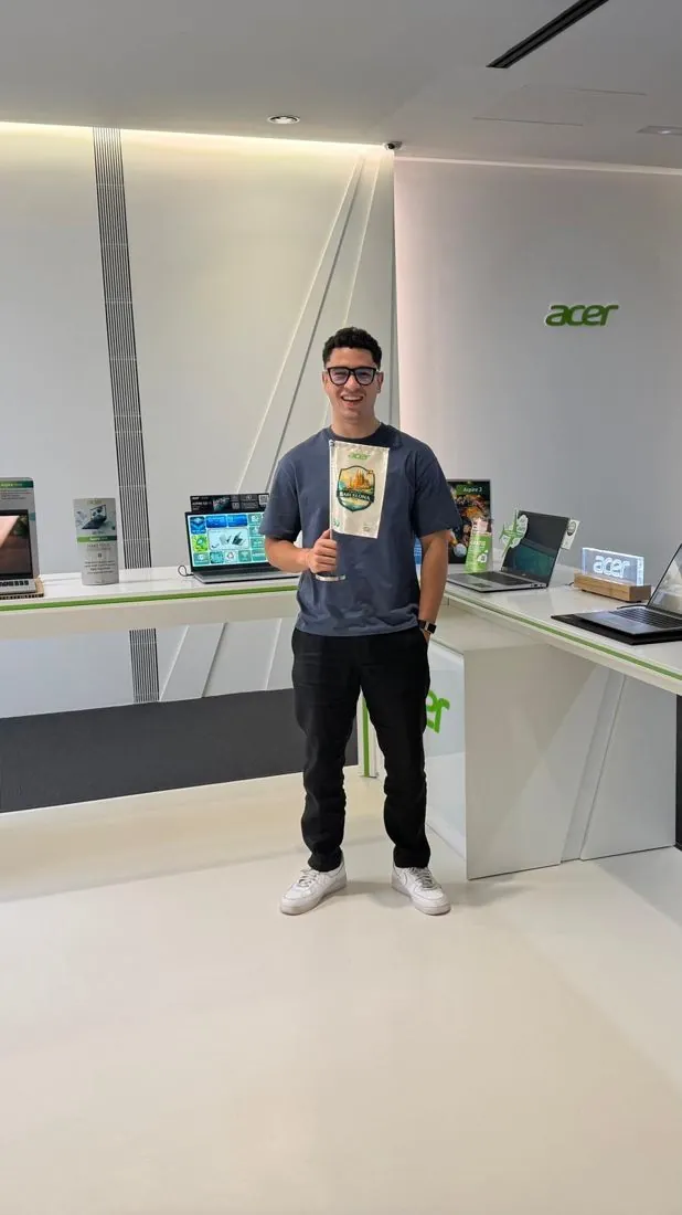 Nawfal en las oficinas de Acer